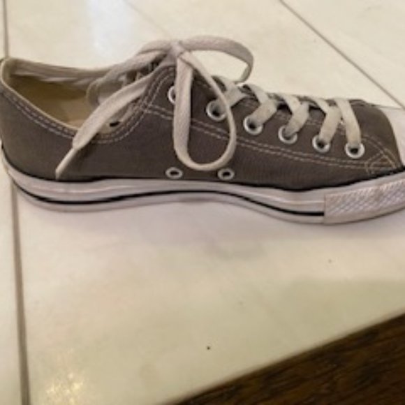 Clear Out-Converse original gray sneakers- great condition sz 9.5 - Picture 5 of 8